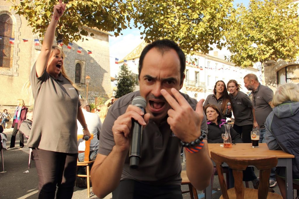 18.-Singing-Waiters-in-France-I-see-you