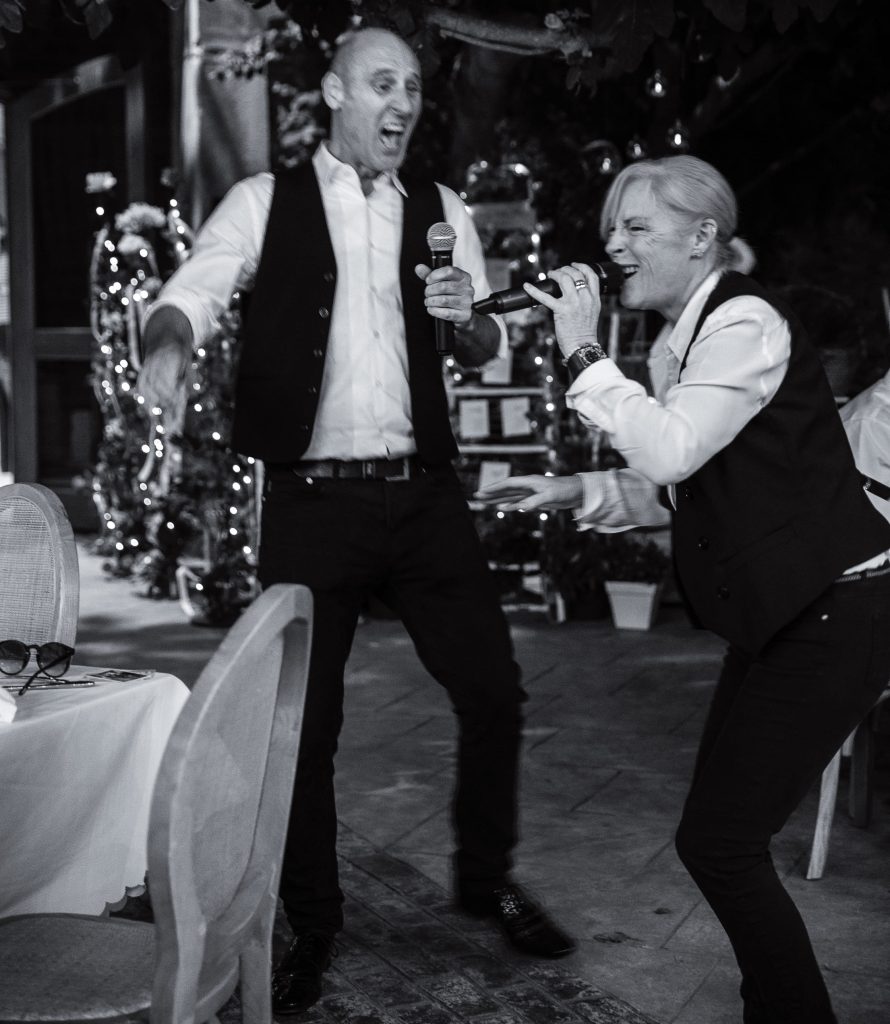 22-Singing-Waiters-in-France-Sharon-and-Karl-best-Photo